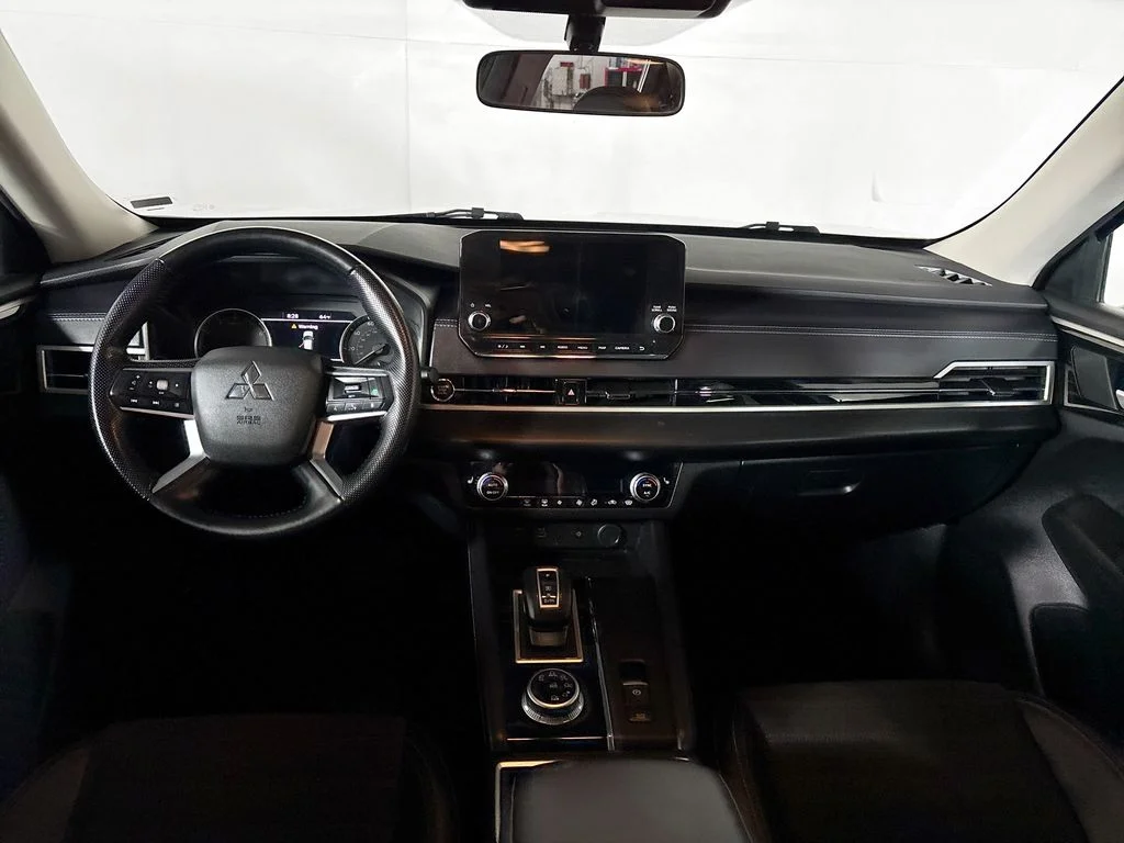 Used 2024 White Mitsubishi SE image 12