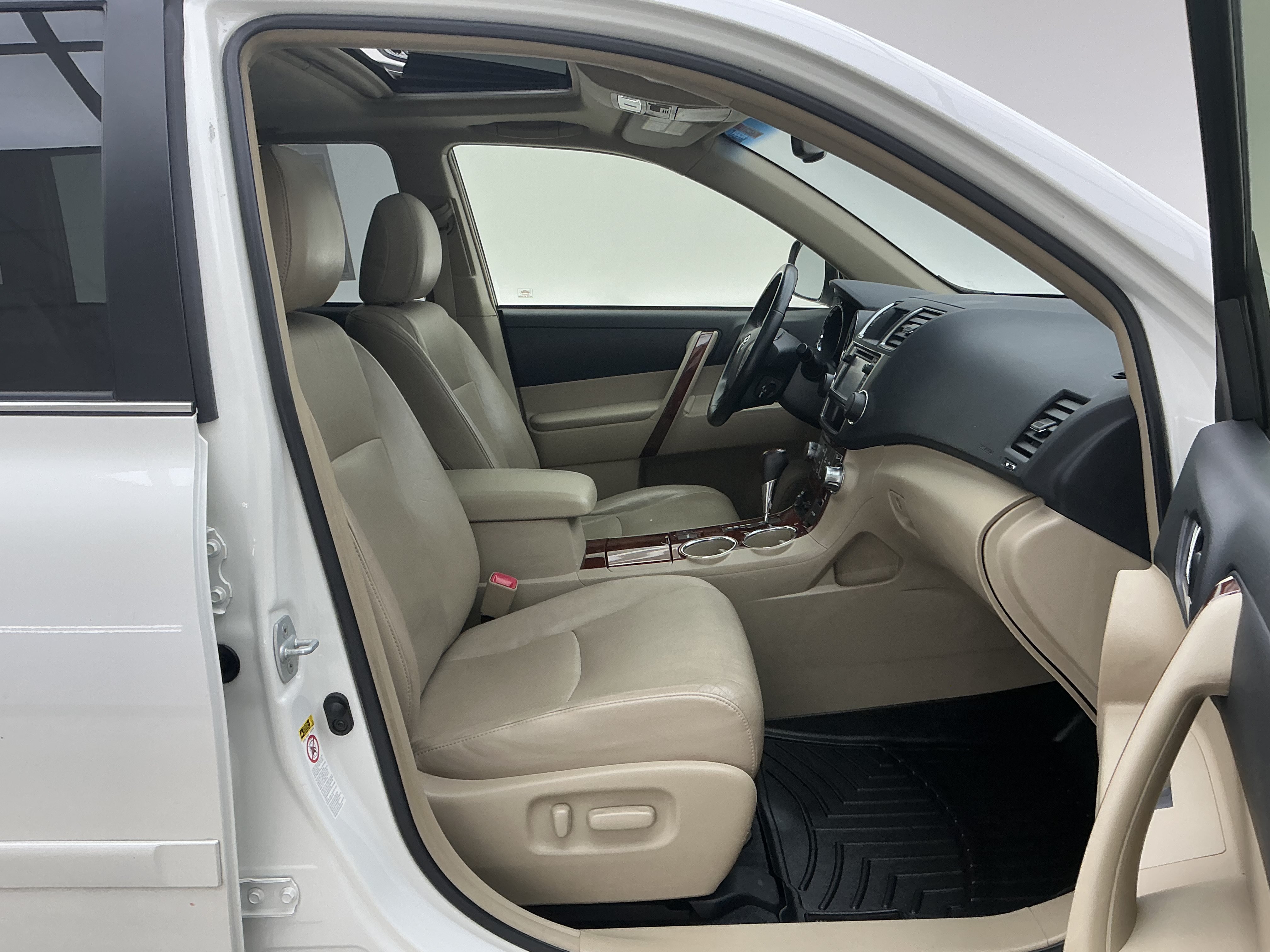 Used 2013 Blizzard Pearl Toyota Limited image 26