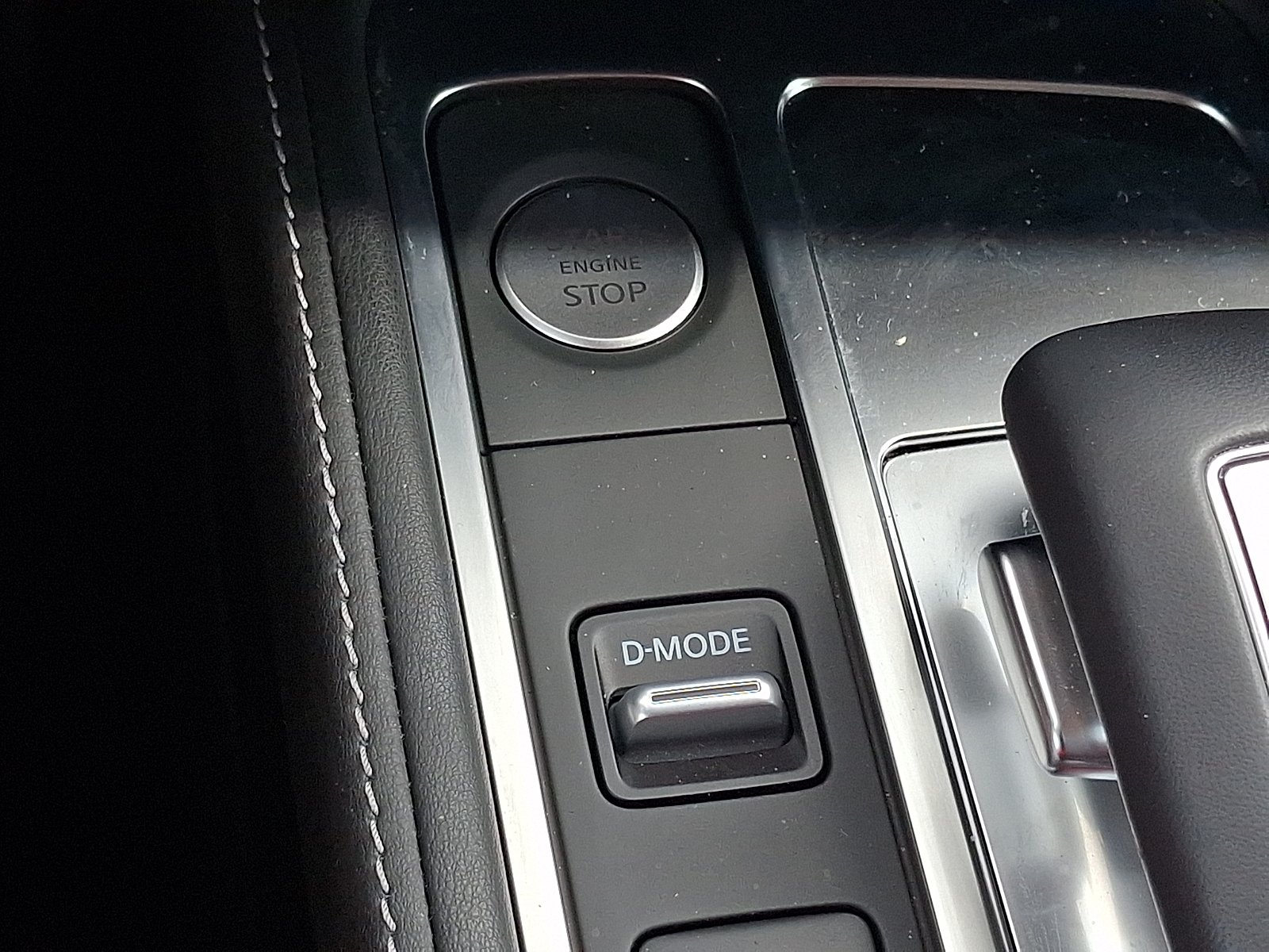 Used 2025 Graphite Shadow INFINITI LUXE AWD image 27