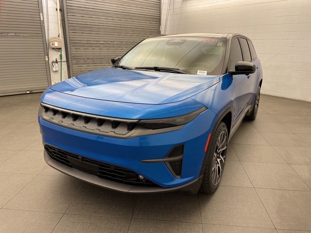 New 2025 Hydro Blue Pearl-Coat Exterior Paint Jeep Limited image 9