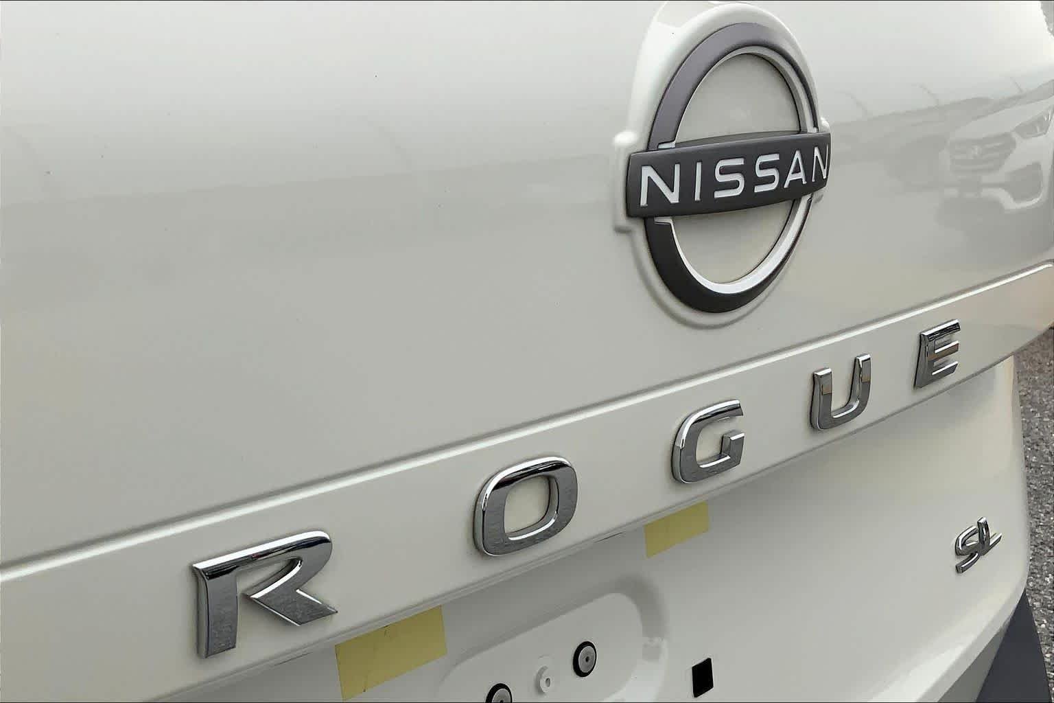 Used 2023 Pearl White Tricoat/Super Black Nissan SL image 58