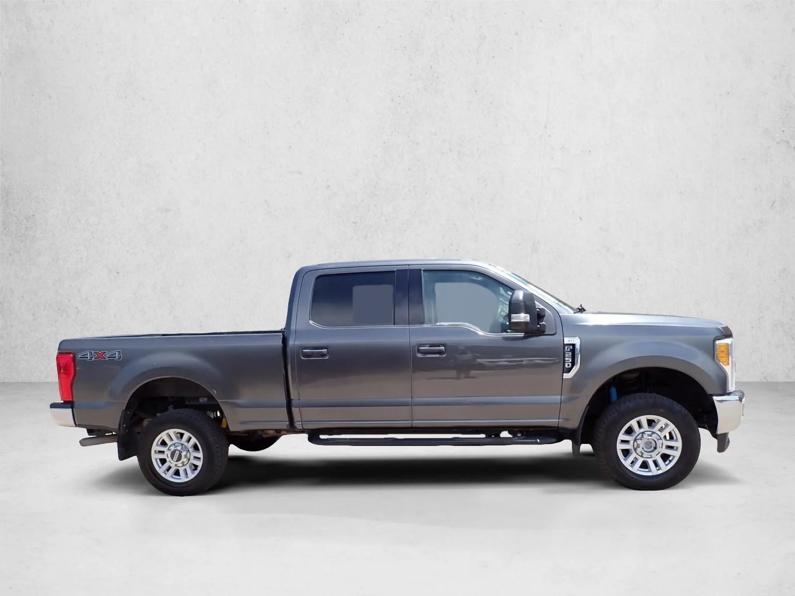 Used 2017 Magnetic Metallic Ford XLT image 5