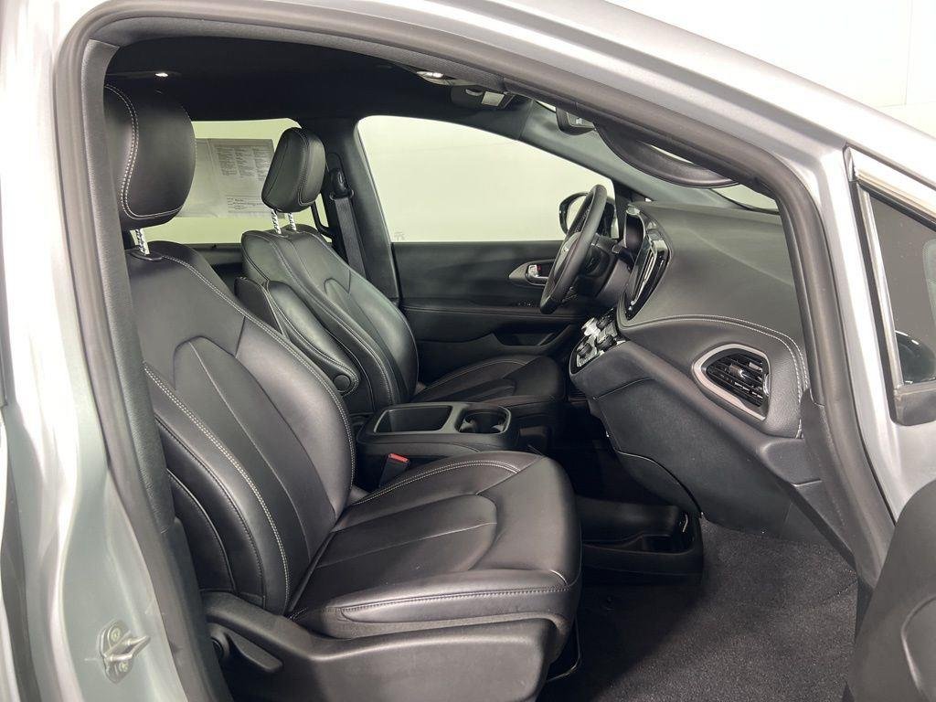Used 2026 Silver Mist Clearcoat Chrysler Select image 13