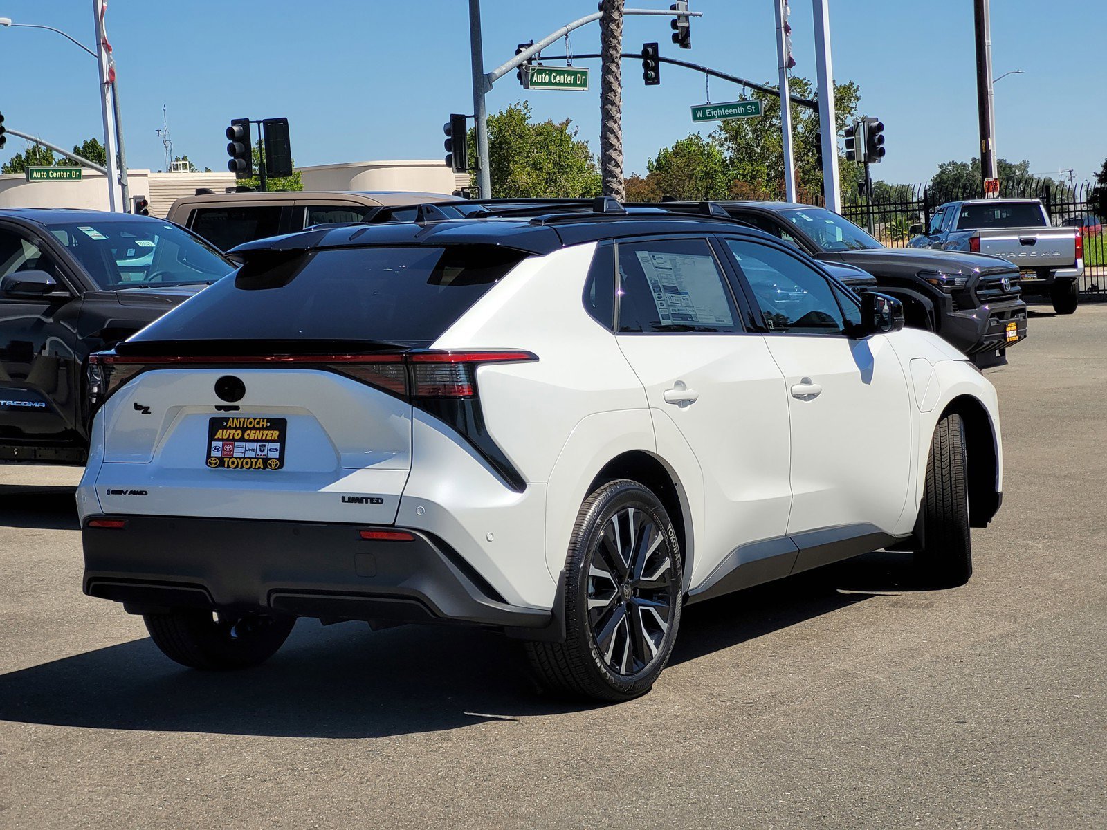 New 2026 Wind Chill Pearl with Midnight Black Metallic roof <sup>1</sup> Toyota  Limited image 3