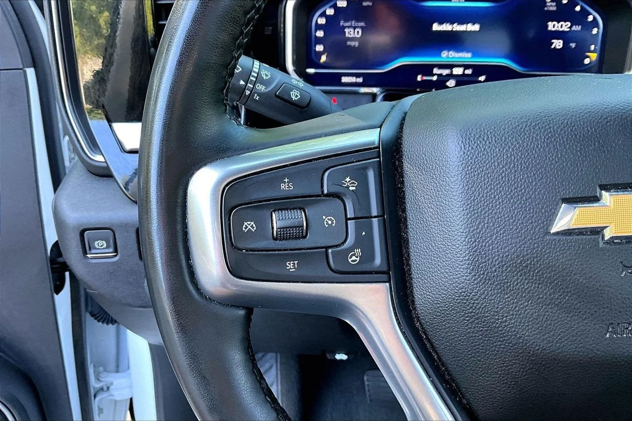 Used 2025 White Chevrolet LT image 28