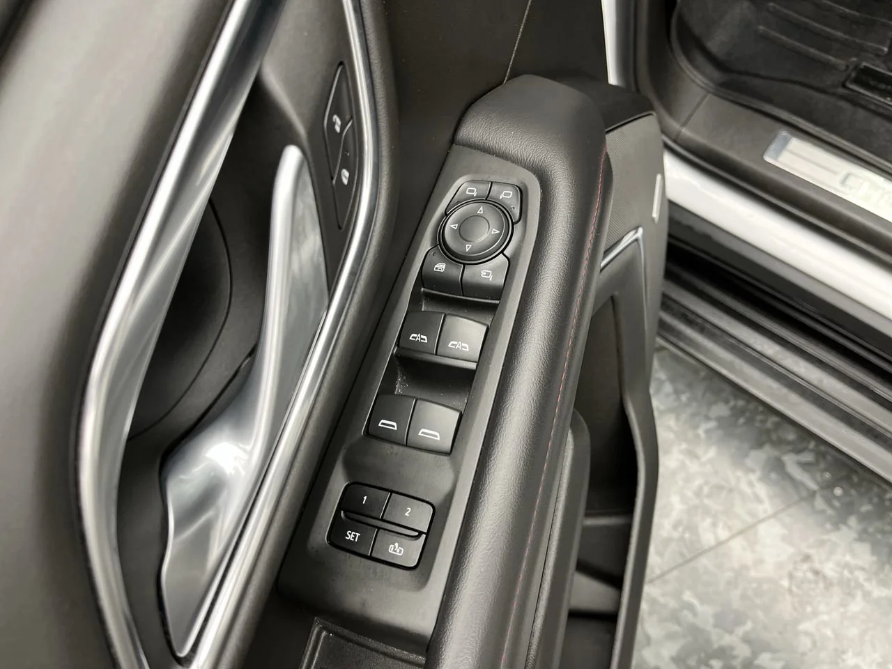 Used 2022 Summit White Chevrolet RST image 9