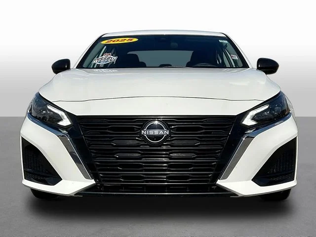 Used 2025 White Nissan 2.5 SV image 2