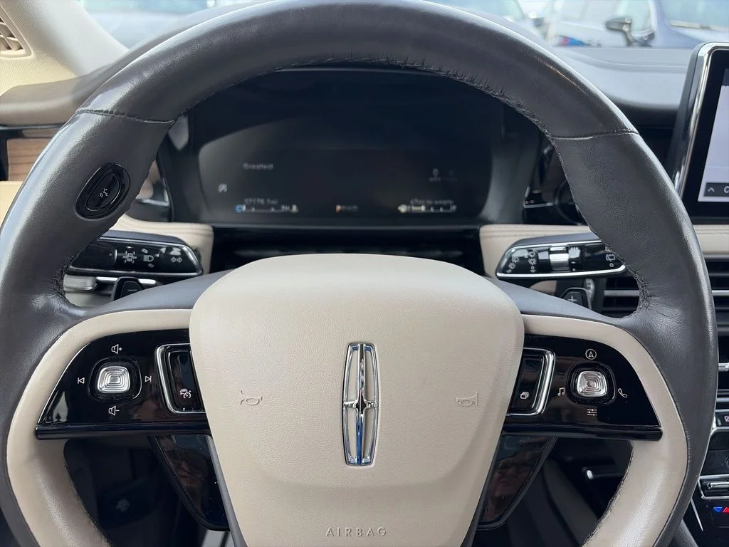 Used 2022 Red Lincoln Reserve image 14