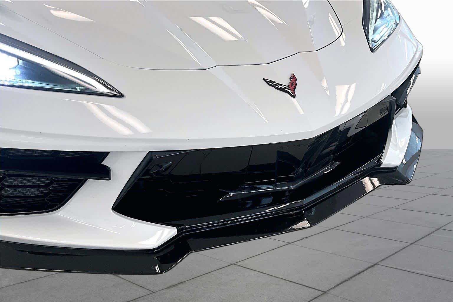 Used 2021 Arctic White Chevrolet 2LT image 25
