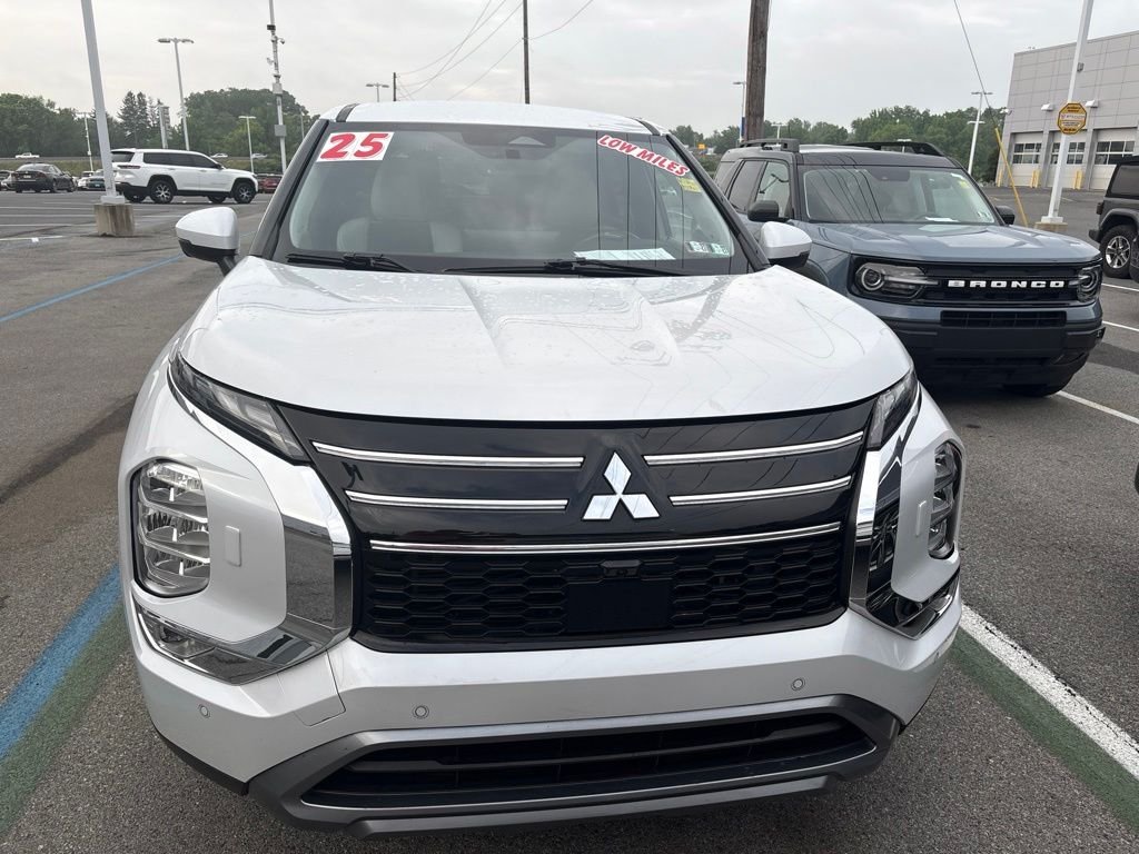 Used 2025  Mitsubishi SE image 2