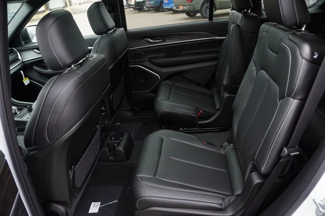 New 2026 Bright White Clear-Coat Exterior Paint Jeep Limited image 11