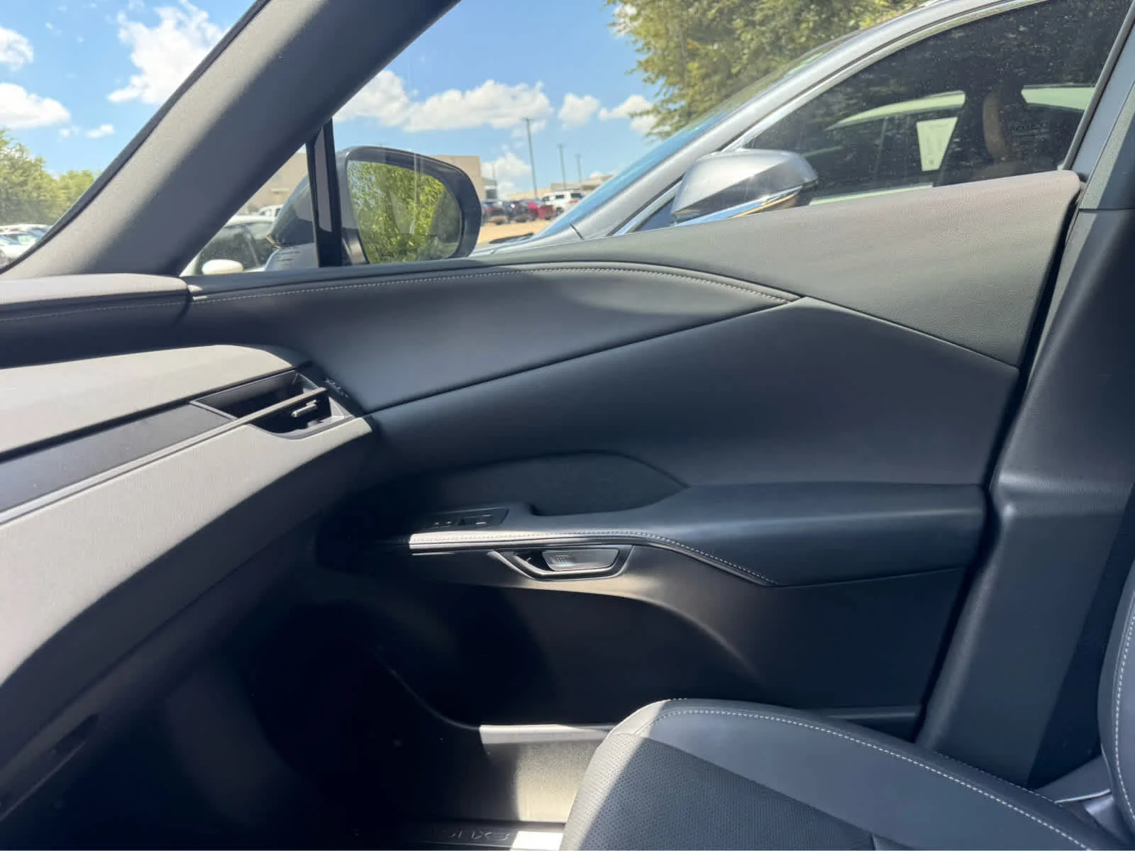 Used 2025 Nori Green Pearl Lexus Premium image 14