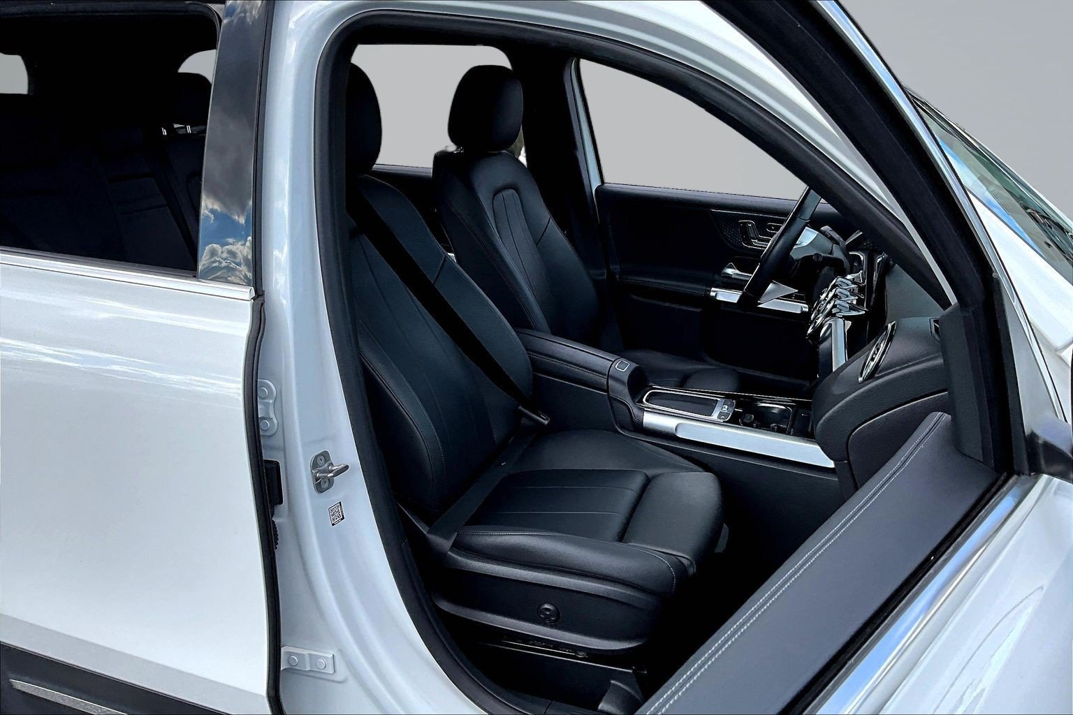 Used 2024 White Mercedes-Benz GLB 250 image 25