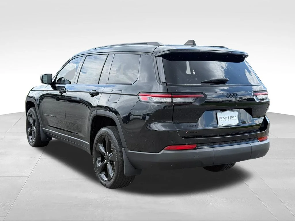 Used 2023 Black Jeep Altitude image 3