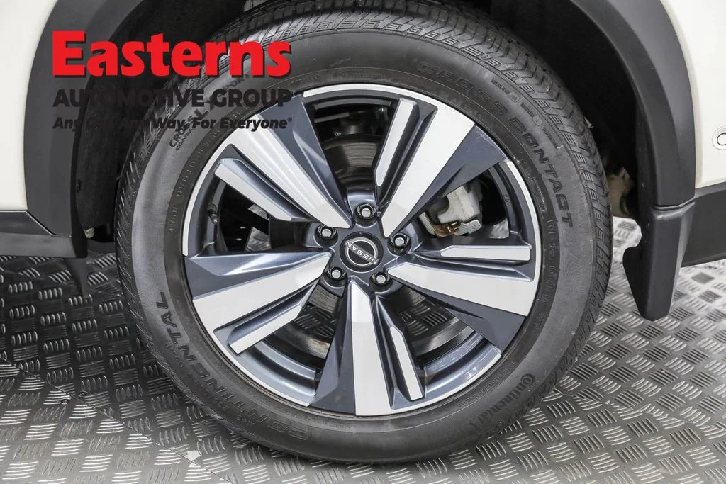 Used 2022 White Nissan SL image 33
