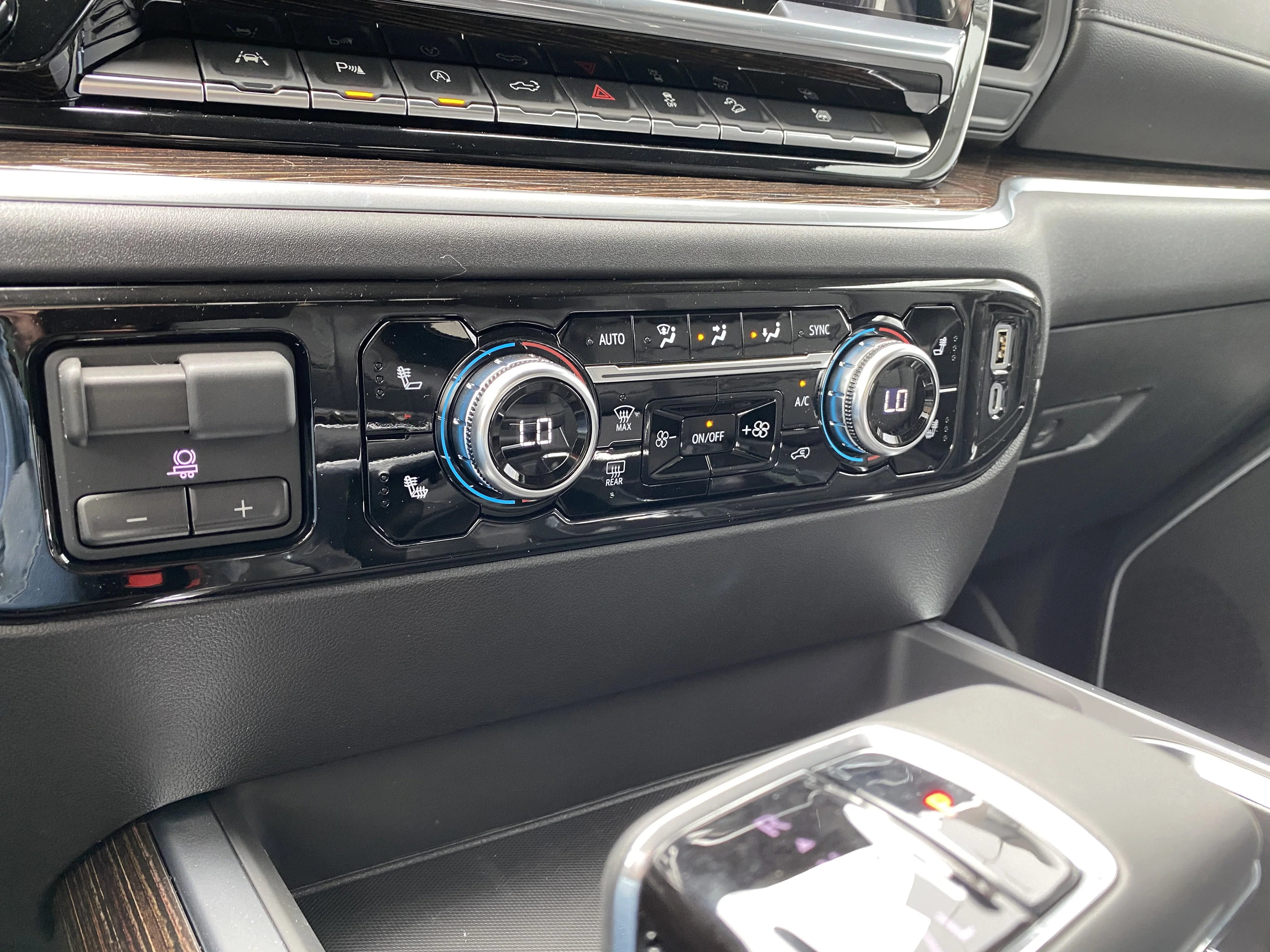 New 2026 ONYX BLACK GMC Elevation image 23