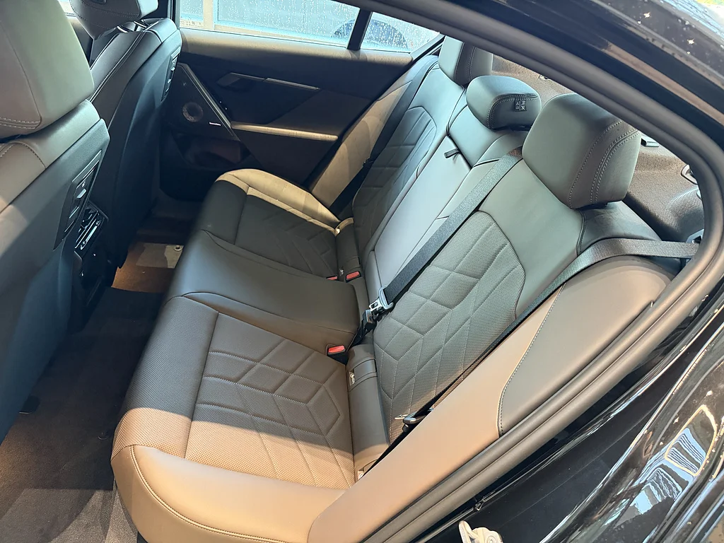 New 2027 Black Sapphire Metallic BMW xDrive40 image 13
