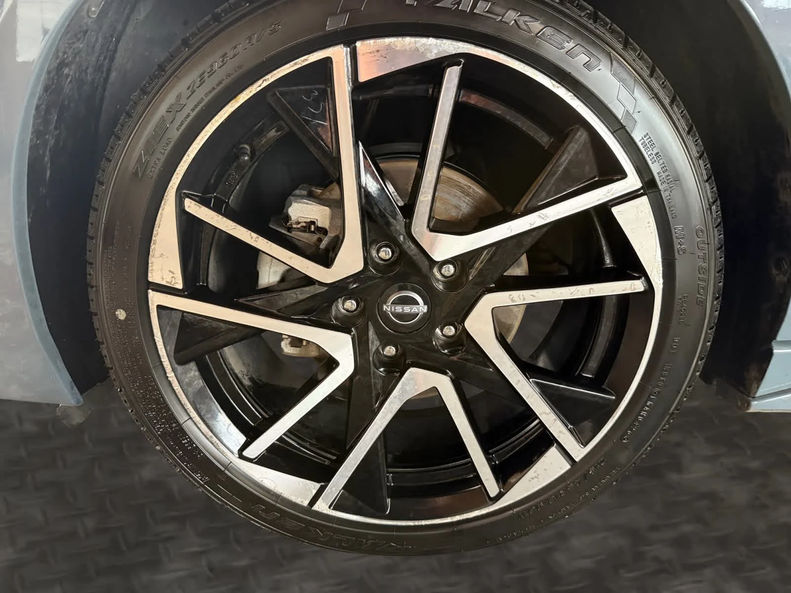 Used 2025 Atlantic Gray Metallic/Super Black Nissan SR image 9