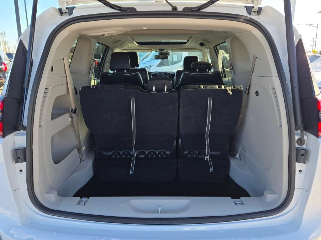 Used 2024 White Chrysler Limited image 17