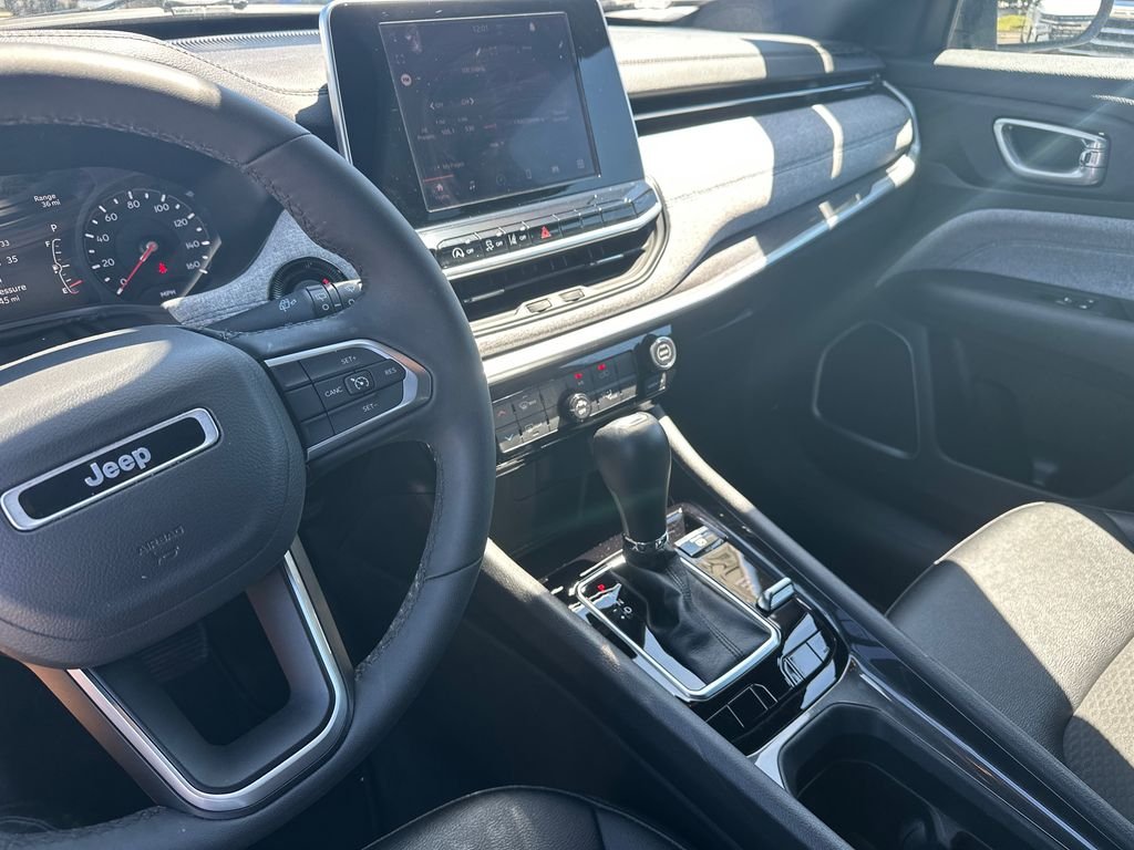 Used 2025 Black Jeep Latitude image 31