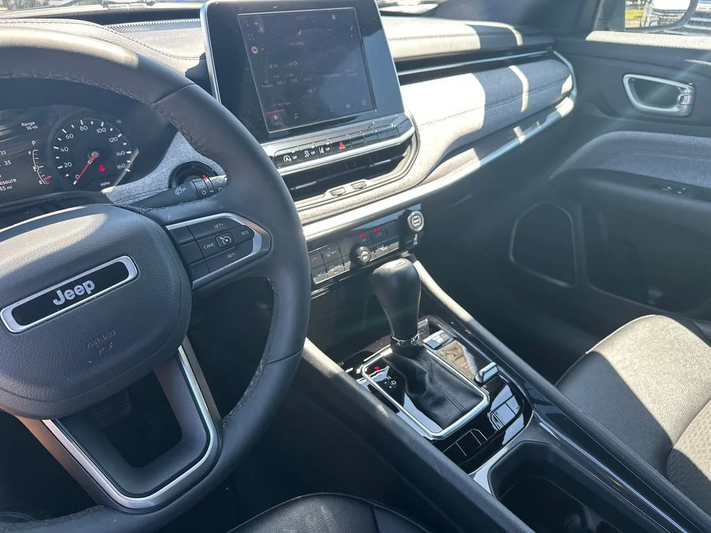 Used 2025 Black Jeep Latitude image 31