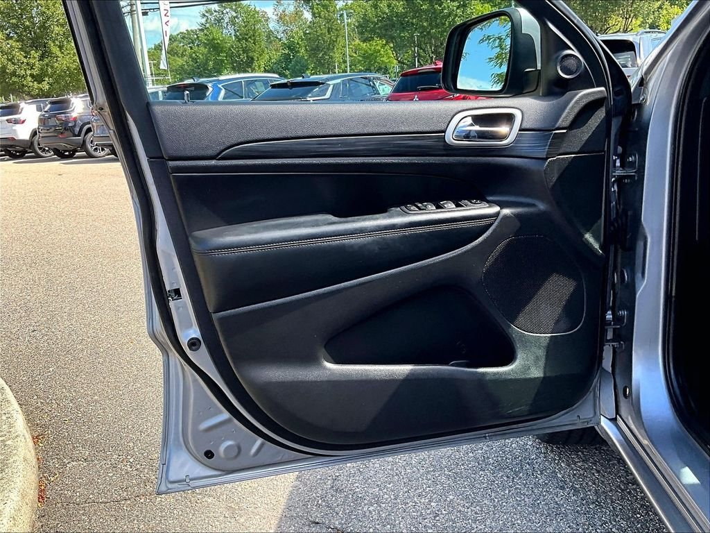 Used 2021 Silver Jeep Laredo X image 9