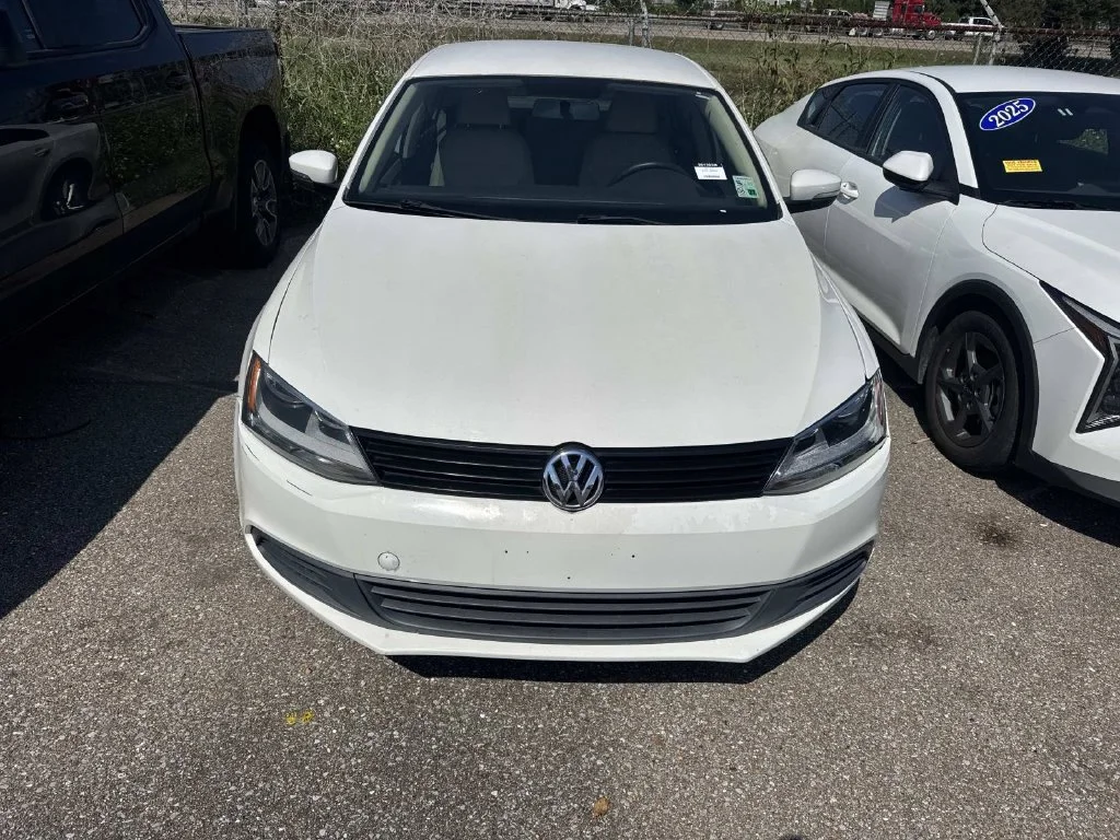 Used 2012 White Volkswagen 2.5L SE image 4