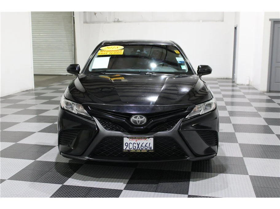 Used 2018 Black Toyota SE Sedan 4D image 2