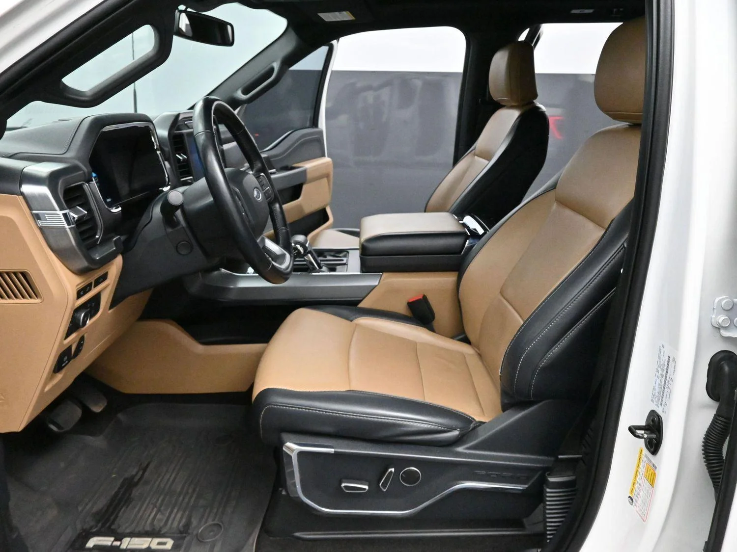 Used 2022 Star White Metallic Tri-Coat Ford LARIAT image 13