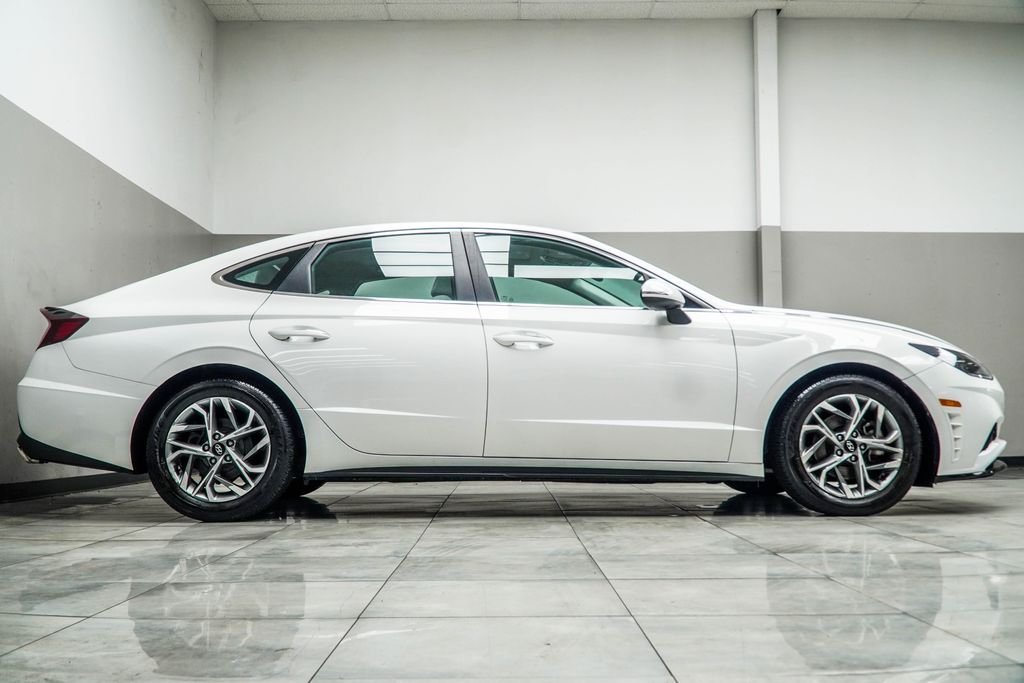 Used 2023 White Hyundai SEL image 3