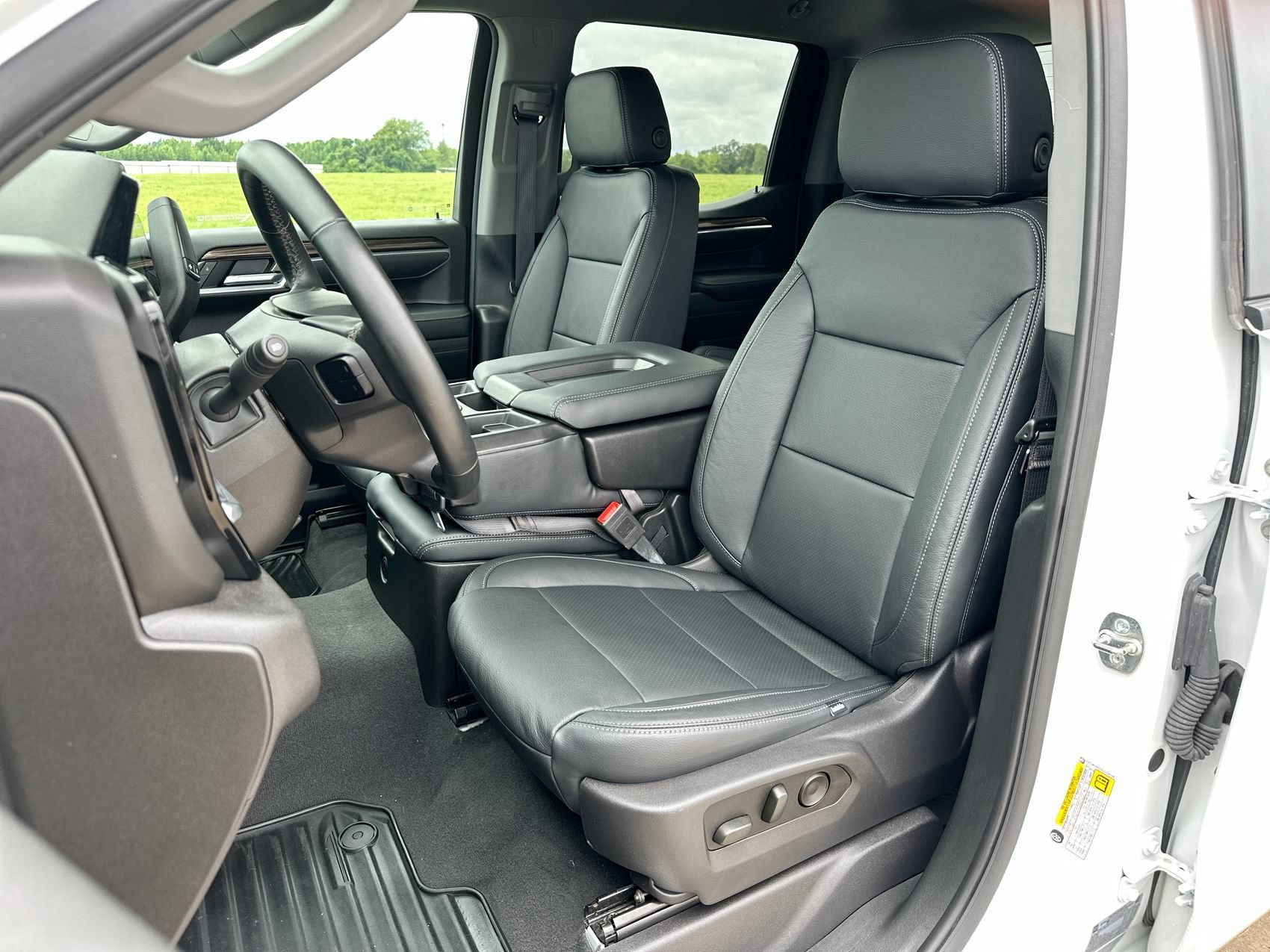 Used 2025 White Chevrolet LT image 11