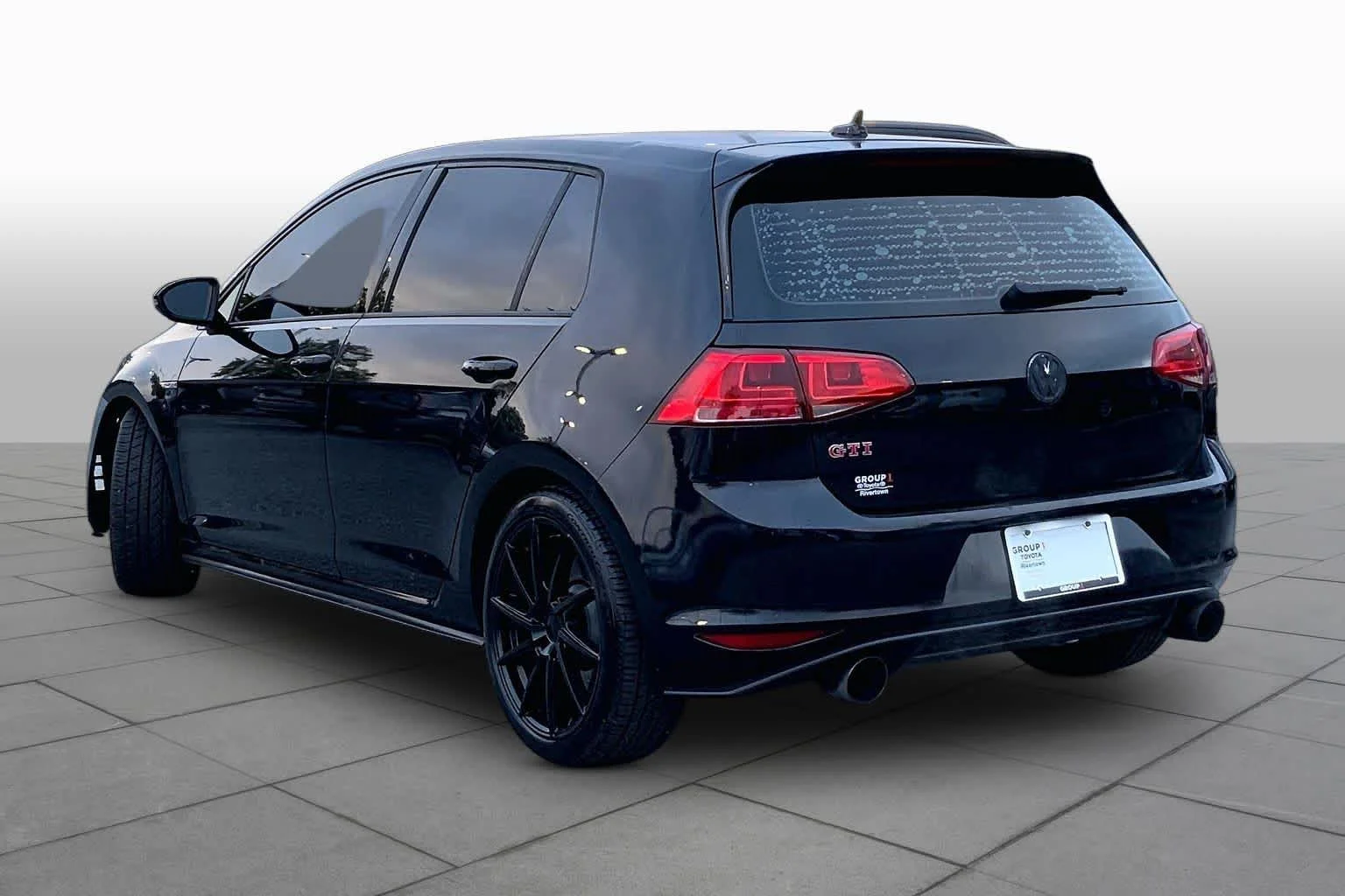 Used 2017 Deep Black Pearl Volkswagen SE image 9