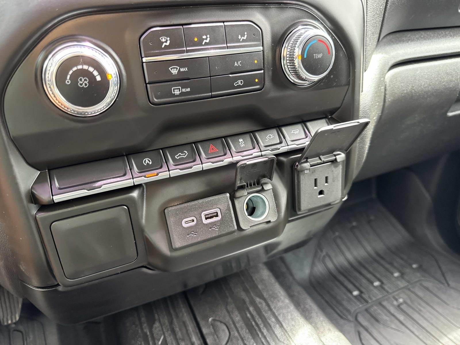 Used 2021 Summit White GMC  image 26