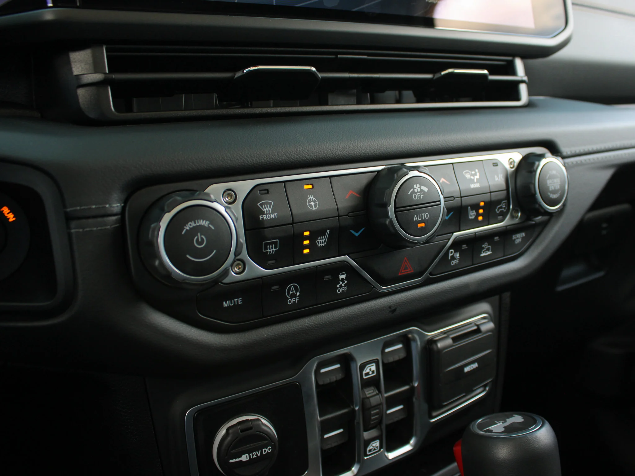 Certified Used 2025 White Jeep Sahara * No Accidents | Tiffany Blue | McKinley Leather | Adaptive Cruise | Apple CarPlay | Alpine image 28