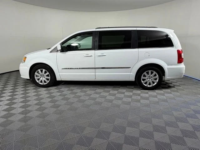 Used 2013 White Chrysler Touring image 4