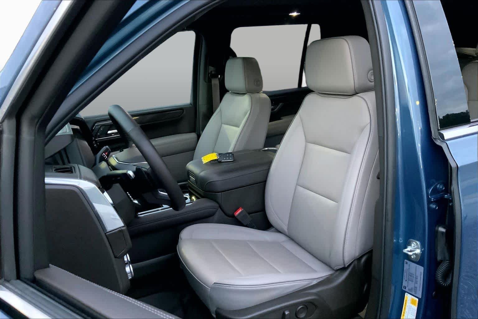 Used 2025 Downpour Metallic GMC Elevation image 8