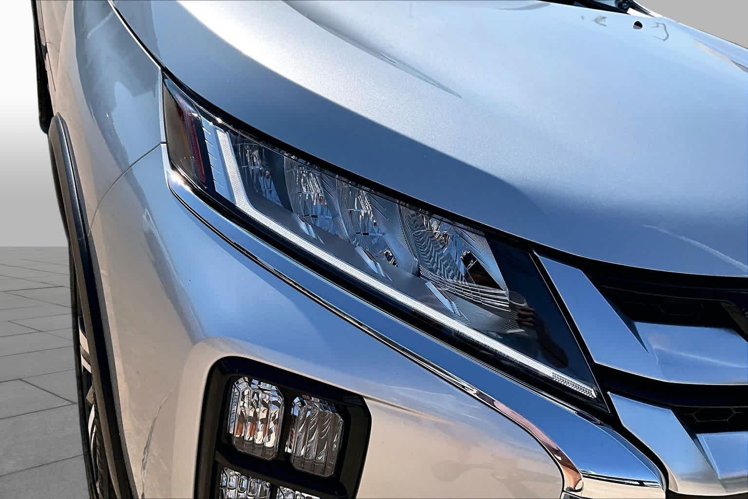 Used 2025 Alloy Silver Metallic Mitsubishi SE image 15