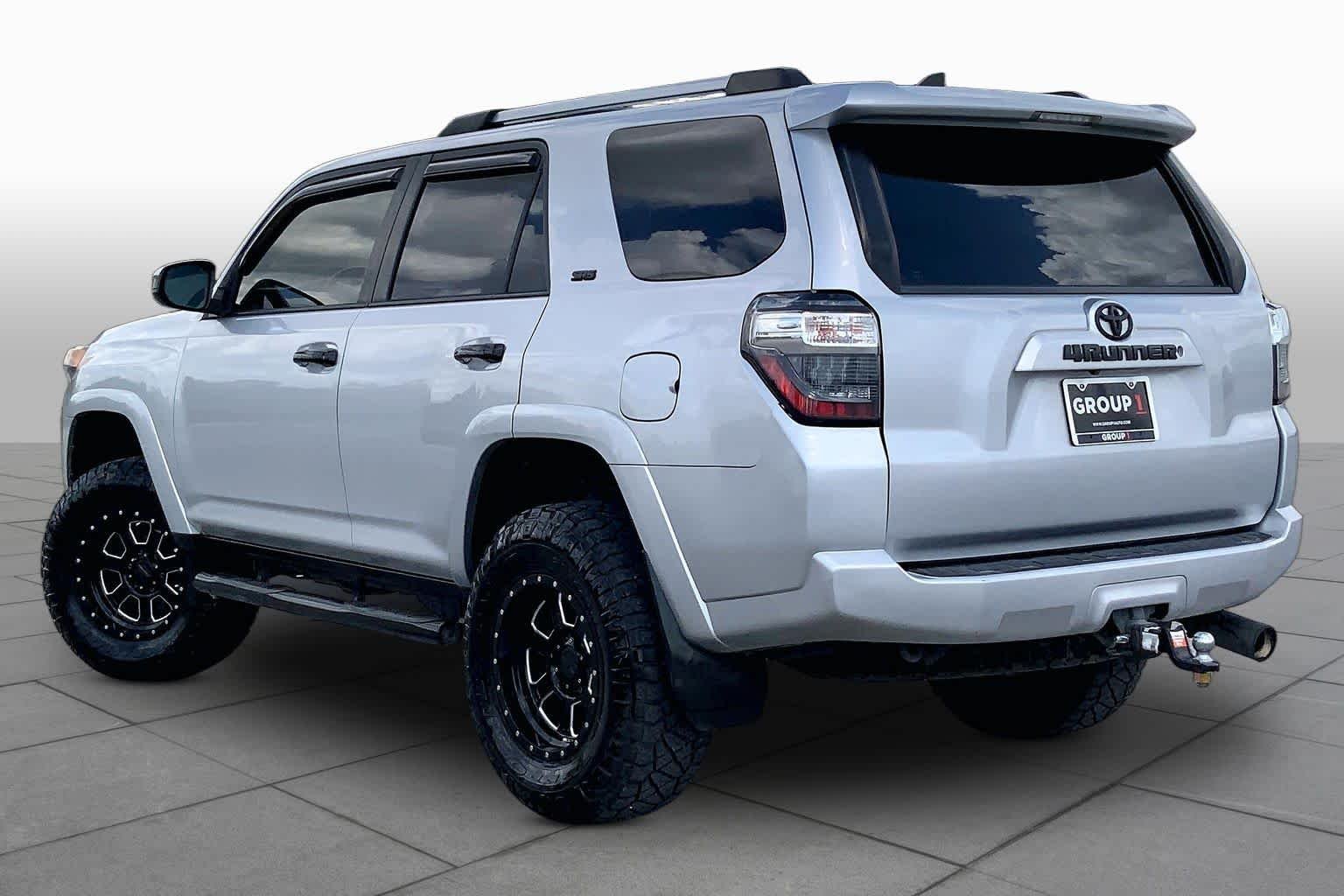 Used 2016 Classic Silver Metallic Toyota SR5 image 12