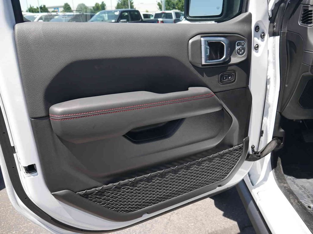 New 2026 Bright White Clear-Coat Exterior Paint Jeep  image 25