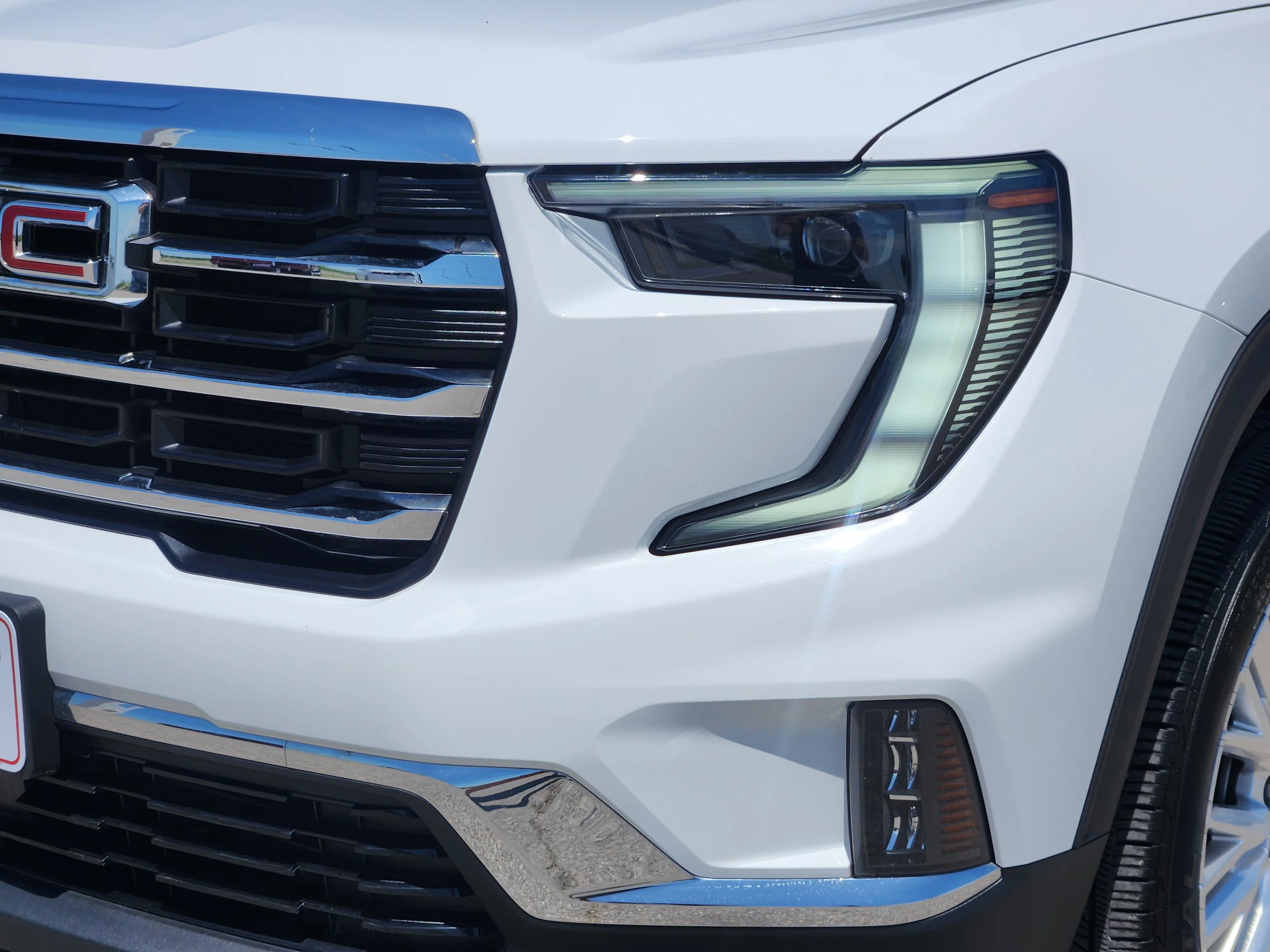 Used 2024 Summit White GMC Elevation image 8