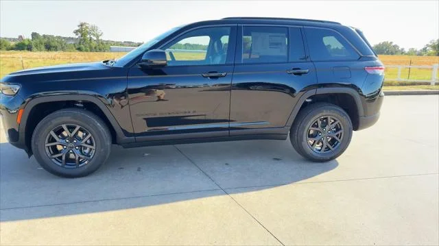 New 2027 High-Gloss Black Paint Jeep Laredo Altitude image 6