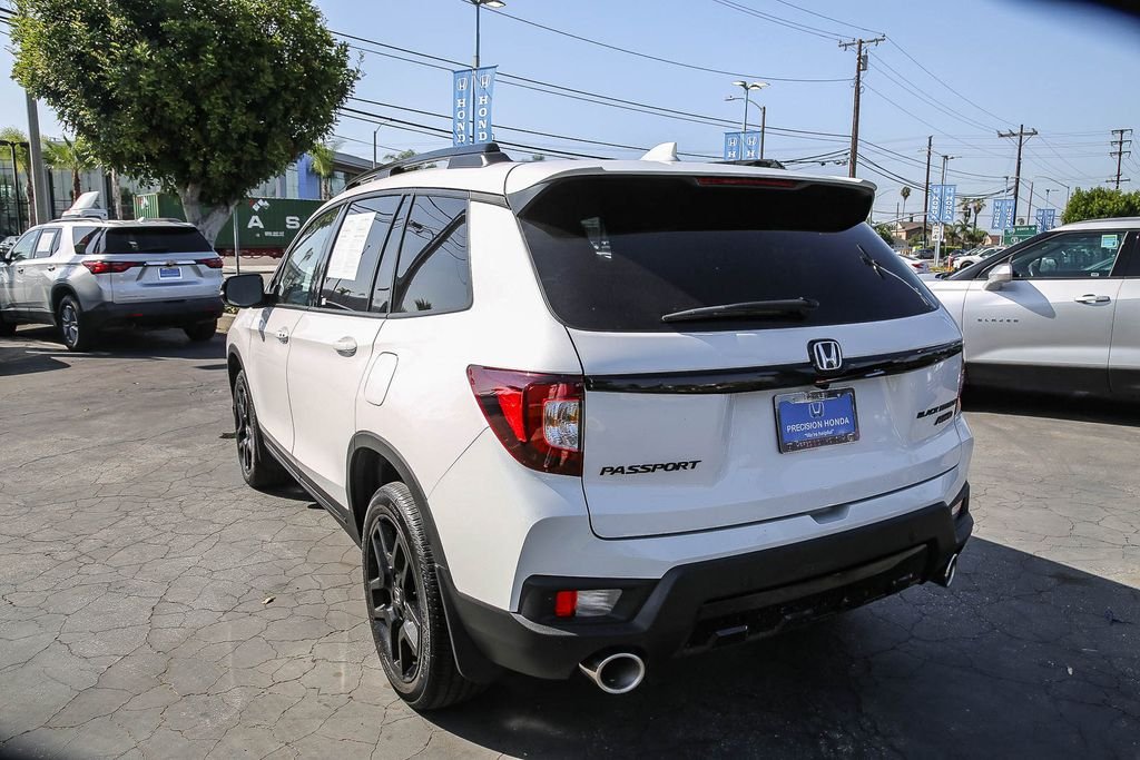 Certified Used 2025 Platinum White Pearl Honda AWD BLACK EDITION image 4