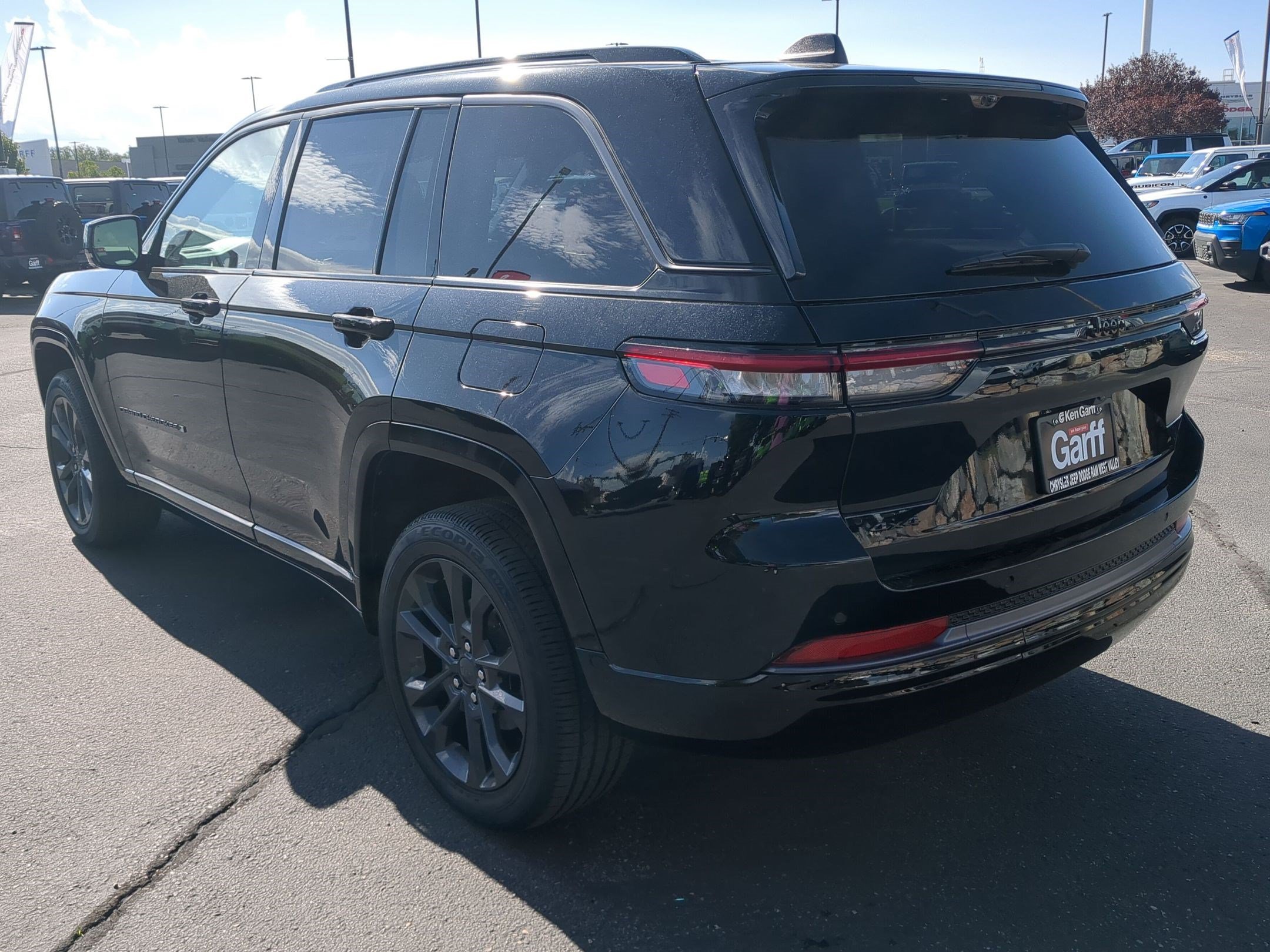 New 2026 Diamond Black Crystal Pearl-Coat Exterior Paint Jeep Limited Reserve image 7