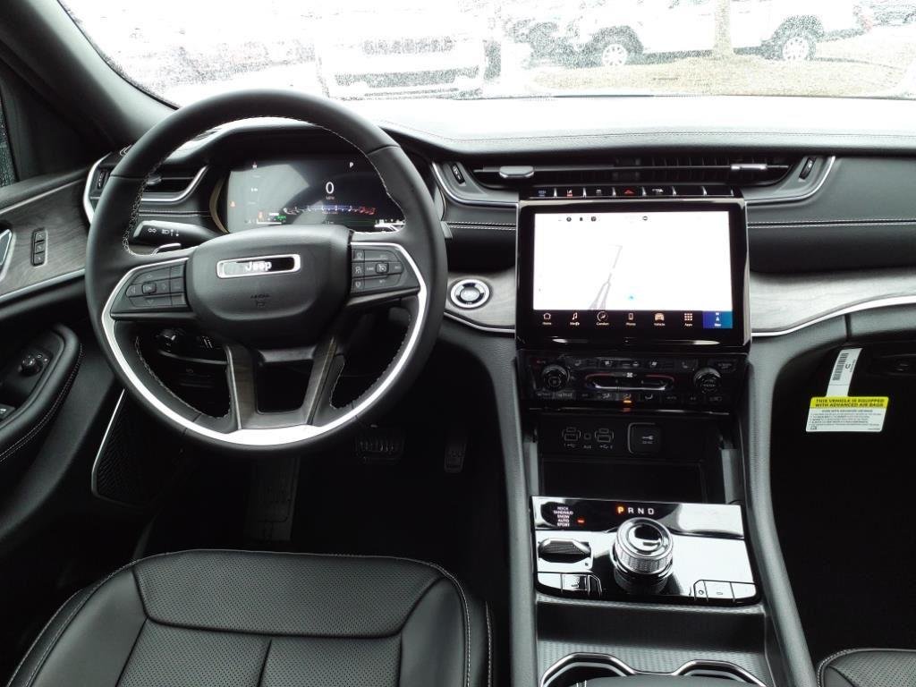 New 2024 Diamond Black Crystal Pearlcoat Jeep  image 24