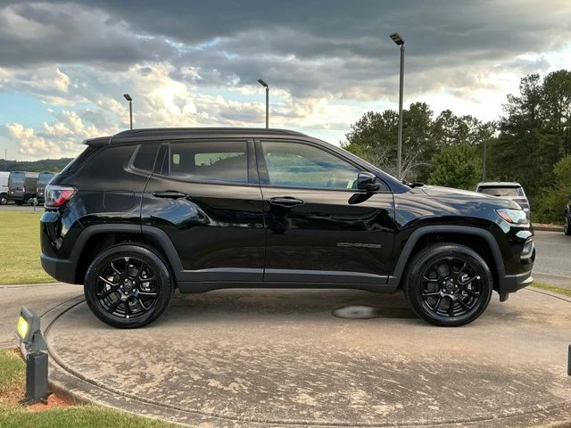 New 2026 Diamond Black Crystal Pearl-Coat Exterior Paint Jeep Latitude image 8