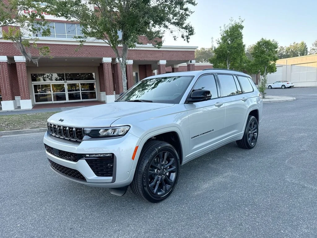 New 2026 Silver Zynith Exterior Paint Jeep Limited image 8