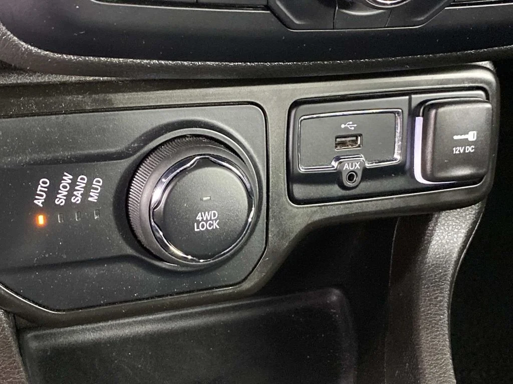 Used 2023 White Jeep Latitude image 22