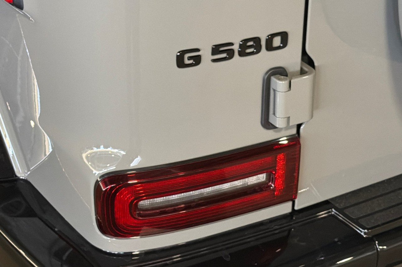 New 2027 MANUFAKTUR Arabian Grey Non- Metallic Mercedes-Benz G 580e SUV image 27