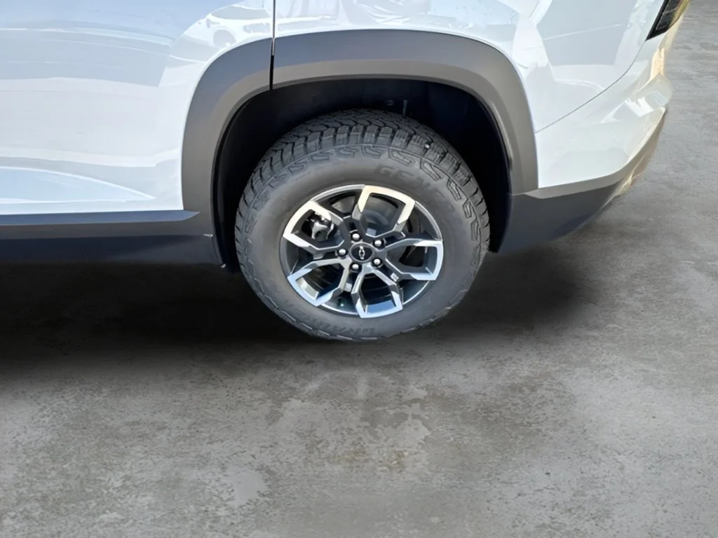New 2027 Polar White Tricoat Chevrolet ACTIV image 30