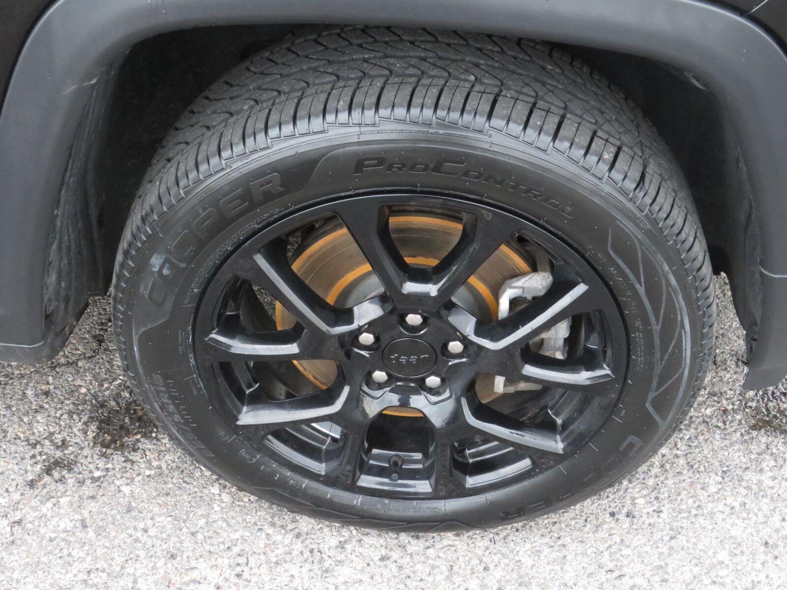 Used 2024 Diamond Black Crystal Pearlcoat Jeep Latitude image 15
